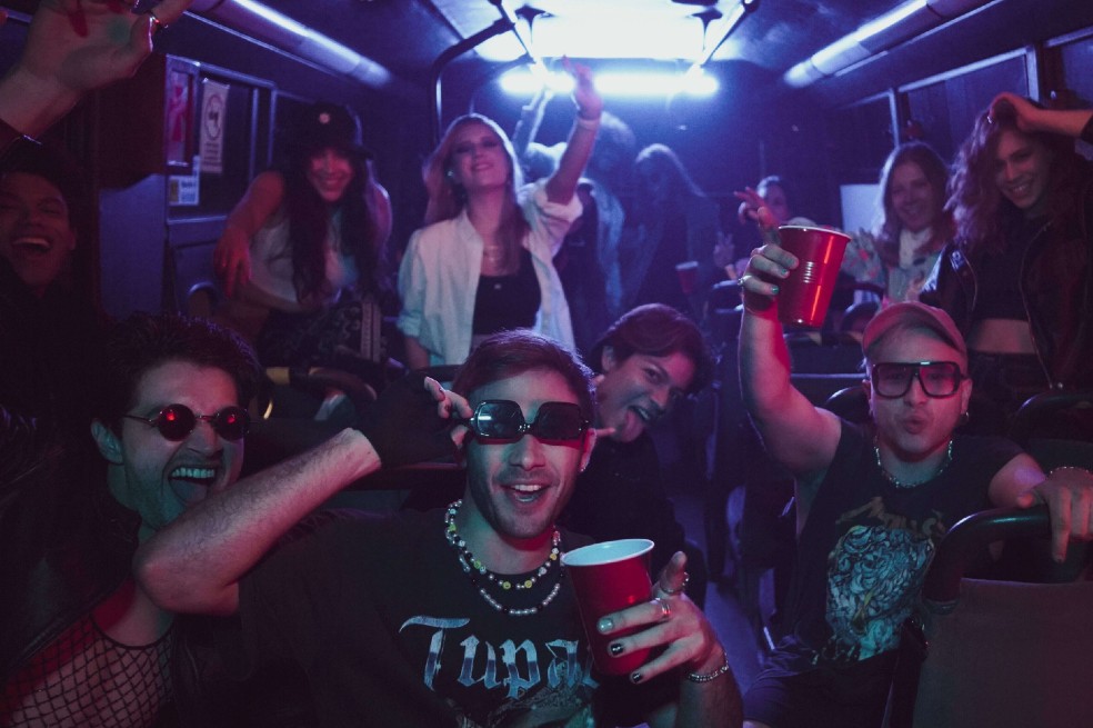 La canción fue compuesta entre Simón Savi, Cardizzy, Diego Romero y Chezko. “FDS” plantea el concepto de Fin de Semana (de donde viene el nombre de la canción).
