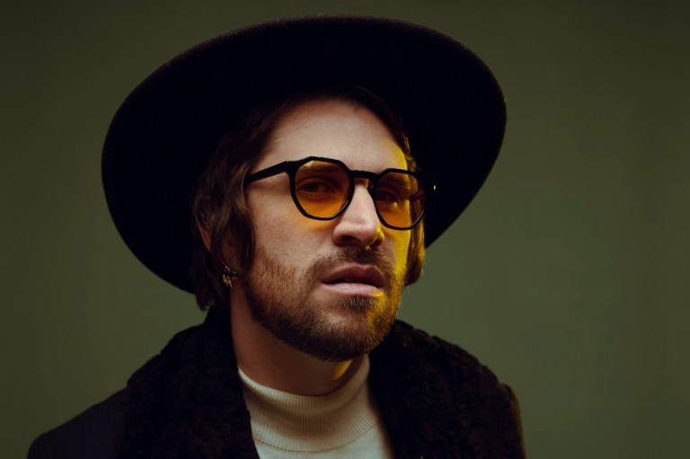 Juan Pablo Vega estrena “Ojos tristes” junto a Karin B