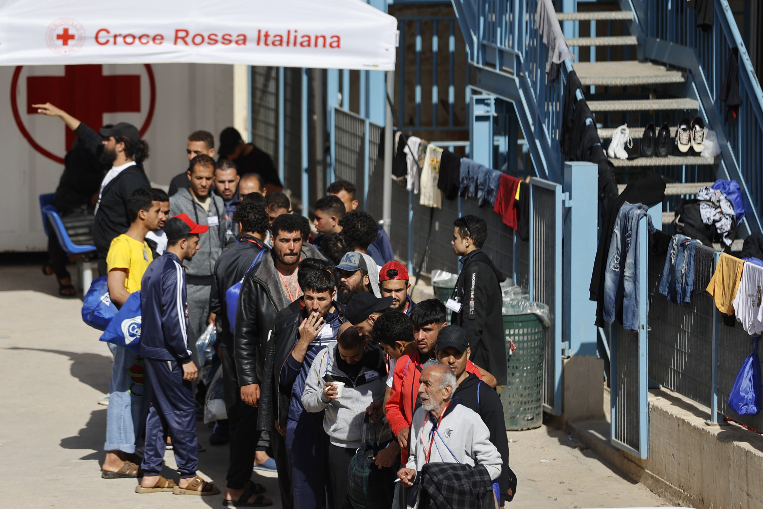 Lampedusa (Italy), 14/06/2023.- Migrants wait inside the immigrant reception facility, or 'hotspot' on the Sicilian island of Lampedusa (Agrigento), southern Italy, 14 June 2023 (issued 15 June 2023) to be transferred to other reception centers. The Lampedusa hotspot, with a capacity to host about 650 people, is managed by the Italian Red Cross (CRI). The center is intended to provide preliminary reception, identification and triage for migrants and refugees arriving on the tiny southern Italian island. Located in the Mediterranean between Malta and Tunisia, Lampedusa is a transit point for migrants from Africa, the Middle East and Asia seeking a better life in Europe. Upcoming 20 June 2023 marks World Refugee Day under the theme 'hope away from home'. The annual international day celebrates the people around the glove who have been forced to flee their home country to escape conflict or persecution. (Italia, Túnez, Estados Unidos, Túnez) EFE/EPA/VINCENZO LIVIERI ATTENTION: This Image is part of a PHOTO SET
