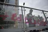 Estudiantes limpiaron los grafitis que algunos manifestantes hicieron en TransMilenio