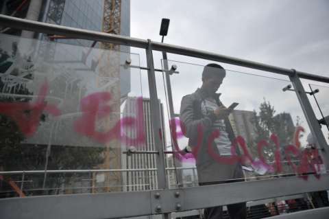 Estudiantes limpiaron los grafitis que algunos manifestantes hicieron en TransMilenio