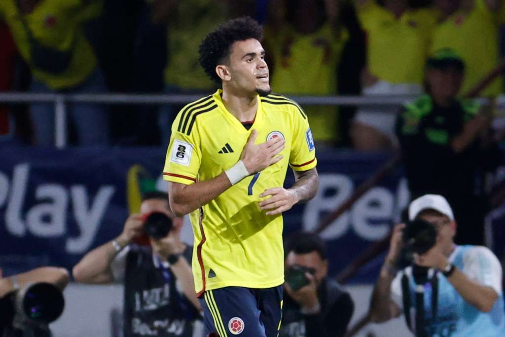 AMDEP3230. BARRANQUILLA (COLOMBIA), 16/11/2023.- Luis Díaz de Colombia celebra un gol hoy, en un partido de las Eliminatorias Sudamericanas para la Copa Mundial de Fútbol 2026 entre Colombia y Brasil en el estadio Metropolitano en Barranquilla (Colombia). EFE/ Mauricio Dueñas Castañeda
