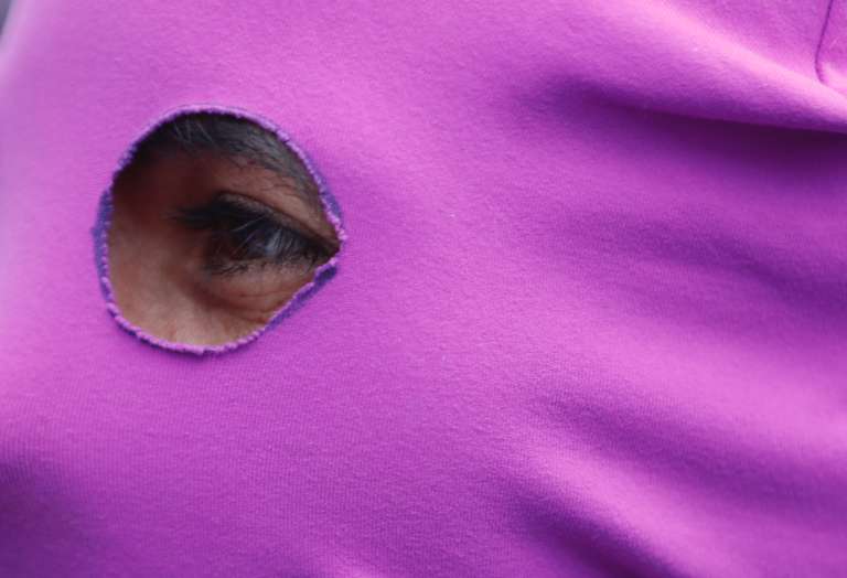 -FOTODELDÍA- AME899. CALI (COLOMBIA), 08/03/2023.- Una mujer participa en las movilizaciones con motivo del Día Internacional de la Mujer, hoy, en Cali (Colombia). Mujeres de todo el mundo se manifiestan este miércoles en el Día Internacional de la Mujer para reivindicar sus derechos, reclamar la igualdad de género y de salarios y denunciar la violencia machista. EFE/ Ernesto Guzmán