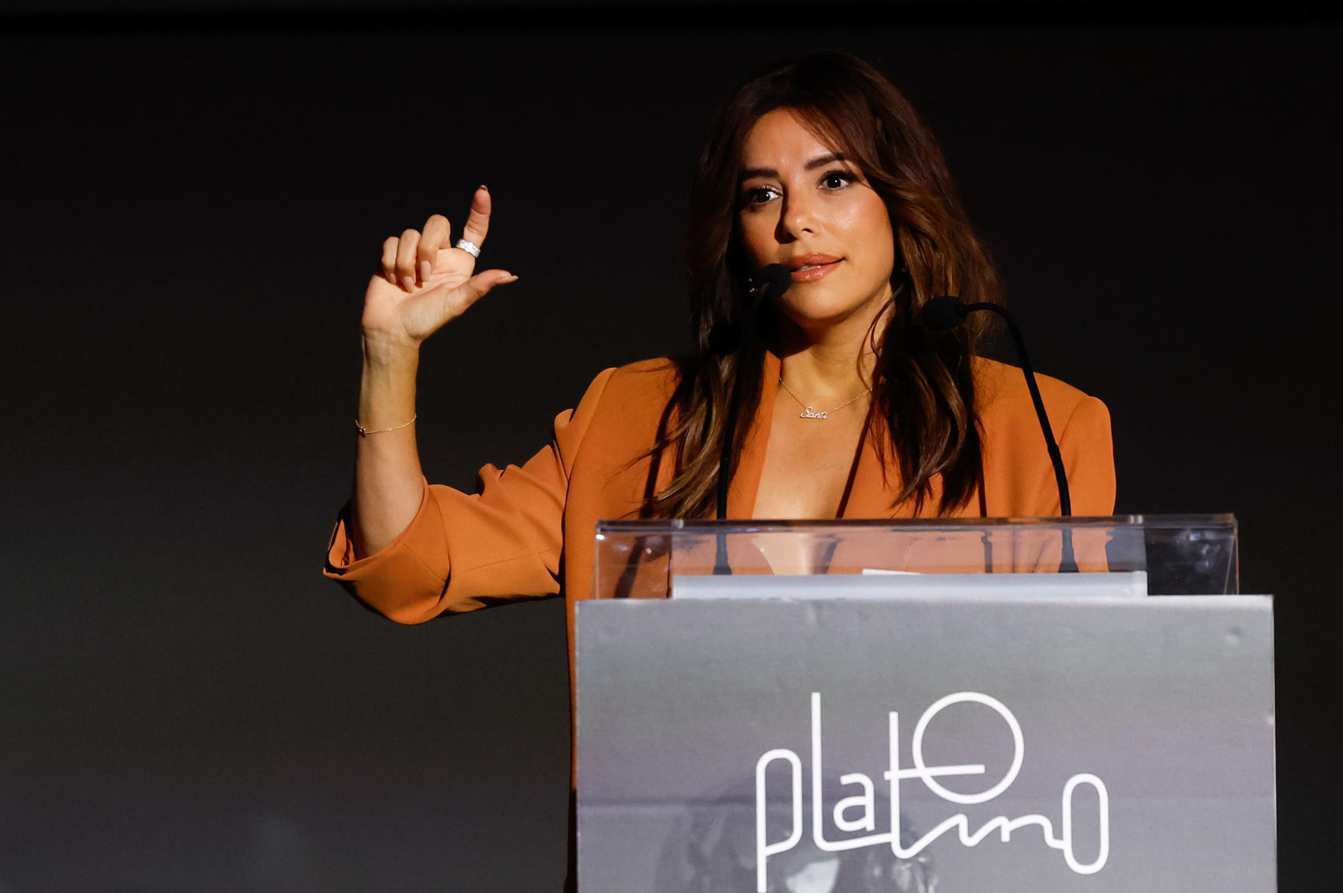 MADRID, 26/04/2025.- La actriz Eva Longoria, que recibirá mañana domingo el Premio Platino de Honor en reconocimiento a su carrera cinematográfica y a su labor por visibilizar a la comunidad latina dentro de la industria audiovisual estadounidense, durante la rueda de prensa este sábado en el Teatro Albéniz. EFE/JJ Guillén