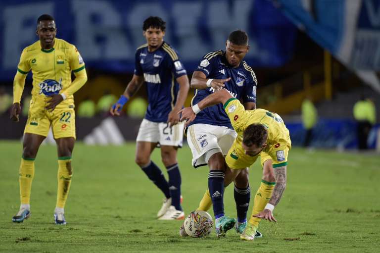 Ramiro Brochero —peleando el balón con Santiago Jiménez— ingresó en los últimos minutos por la necesidad de Millonarios de marcar. Hizo dupla con Juan Carvajal pero no lograron marcar.