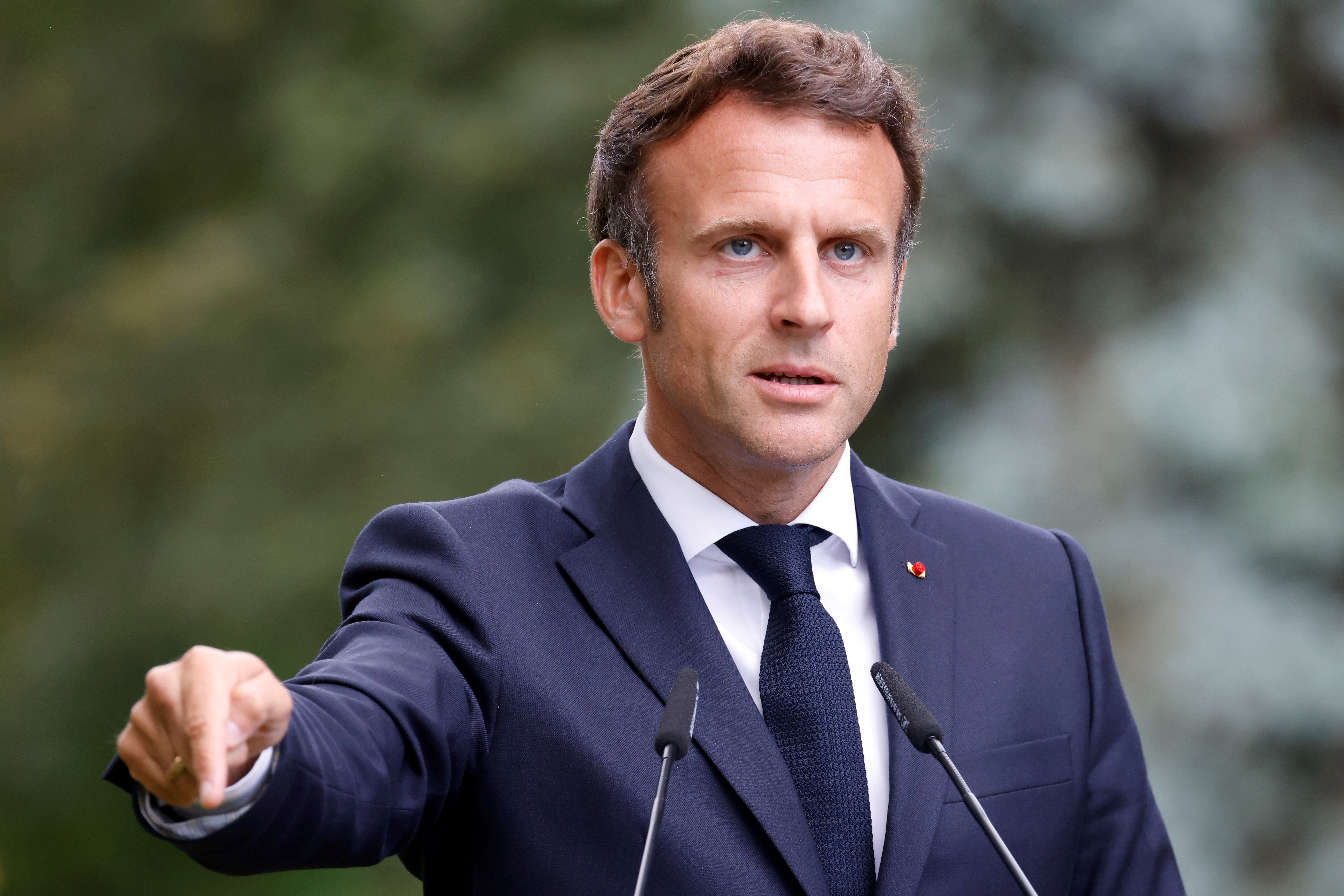 Kyiv (Ukraine), 16/06/2022.- French President Emmanuel Macron holds a press conference with the heads of state of Ukraine, Germany, Italy and Romania, at Marinsky Palace in Kyiv, Ukraine, 16 June 2022. French President Emmanuel Macron, Italian Prime Minister Mario Draghi and German Chancellor Olaf Scholz arrived on a night train from Poland to Kyiv and meet with Ukrainian President Volodymyr Zelensky, at a time when the country is pushing for EU membership. (Alemania, Italia, Polonia, Rumanía, Ucrania) EFE/EPA/LUDOVIC MARIN / POOL MAXPPP OUT
