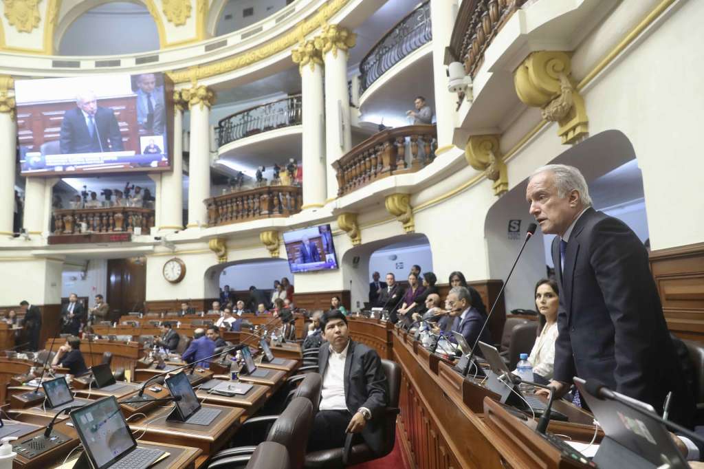 AME297. LIMA (PERÚ), 30/01/2023.- Fotografía cedida por el Congreso de Perú del Congreso de Perú aprobó un pedido para reconsiderar la votación que el viernes pasado rechazó un proyecto para que las elecciones generales en el país se adelanten a octubre de este año, hoy en Lima (Perú). La decisión, que fue tomada con 66 votos a favor, 44 en contra y 6 abstenciones del pleno, contó con el voto decisivo del presidente del Congreso, el derechista José Williams, para alcanzar el mínimo necesario para ser aceptada. EFE/ Congreso Del Perú SOLO USO EDITORIAL/NO VENTAS/SOLO DISPONIBLE PARA ILUSTRAR LA NOTICIA QUE ACOMPAÑA/CRÉDITO OBLIGATORIO