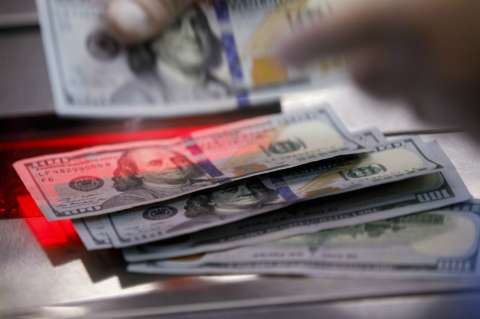 Por qué está bajando el dólar en Colombia