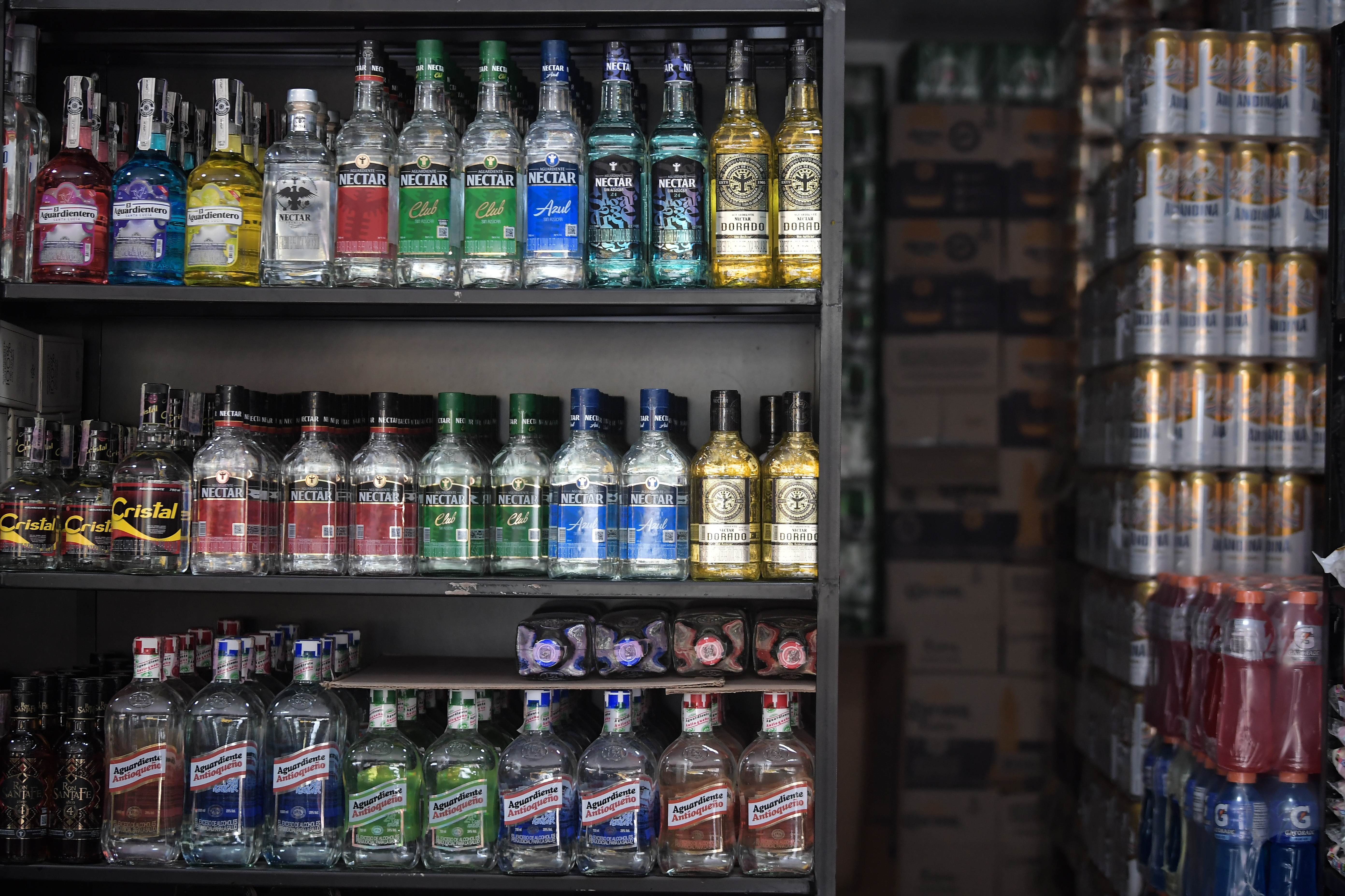 Bebida alcohólica colombiana tipo aguardiente, entre ellas Nectar, Antioqueño, Cristal y El Aguardientero