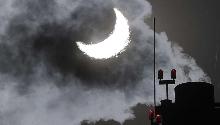 De una sala de calderas de gas sale humo durante el eclipse solar parcial en Moscú. Desde Rusia el sol apareció eclipsado en un 70 por ciento.