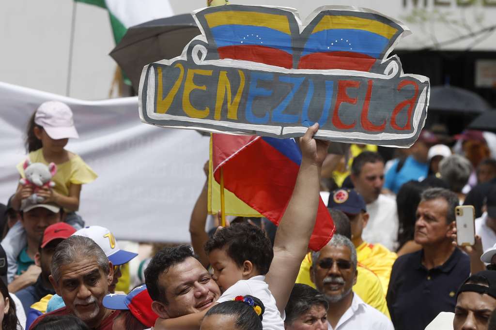 AME8764. MEDELLÍN (COLOMBIA), 07/08/2024.- Un hombre sostiene un cartel durante una manifestación en apoyo a los venezolanos tras elecciones, este miércoles en la plazoleta del Centro Administrativo La Alpujarra, en Medellín (Colombia). EFE/ Luis Eduardo Noriega Arboleda