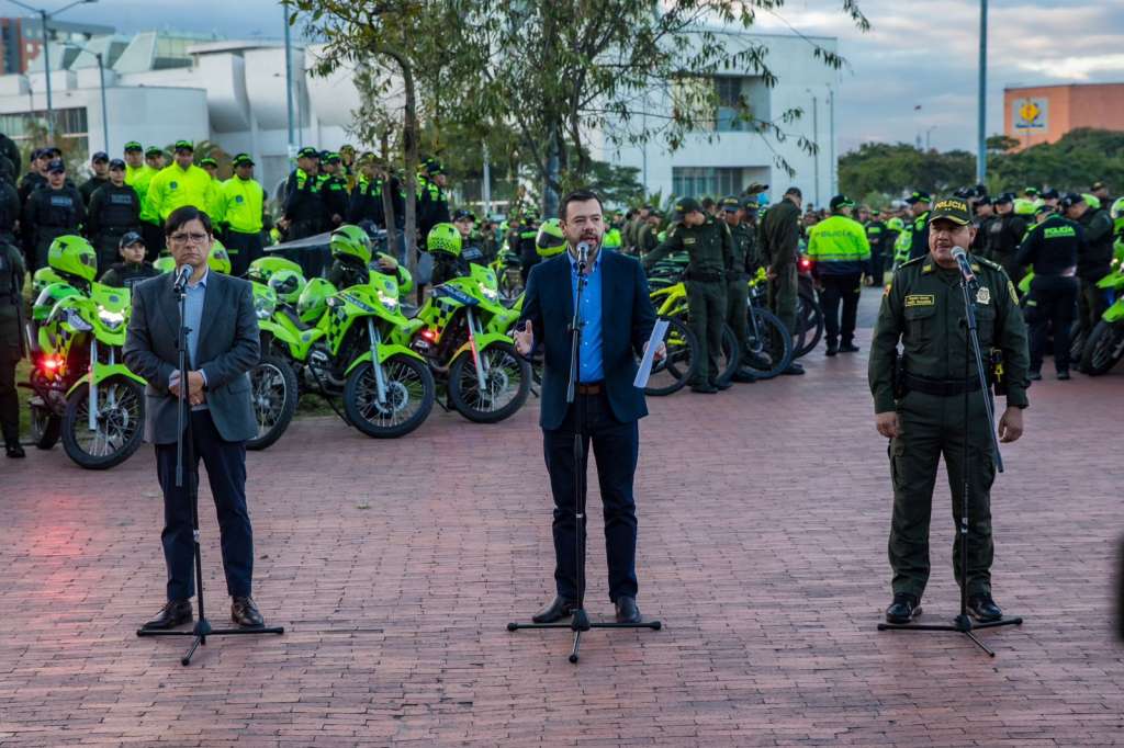 Carlos Fernando Galán, alcalde de Bogotá, en rueda prensa con César Restrepo, secretario de Seguridad, y el general José Daniel Gualdrón, comandante de la Policía de Bogotá.