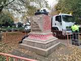Vandalizan estatua de un político colonial acusado de exhumar a líder aborigen
