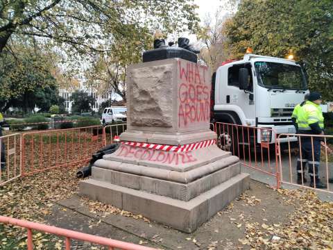 Vandalizan estatua de un político colonial acusado de exhumar a líder aborigen