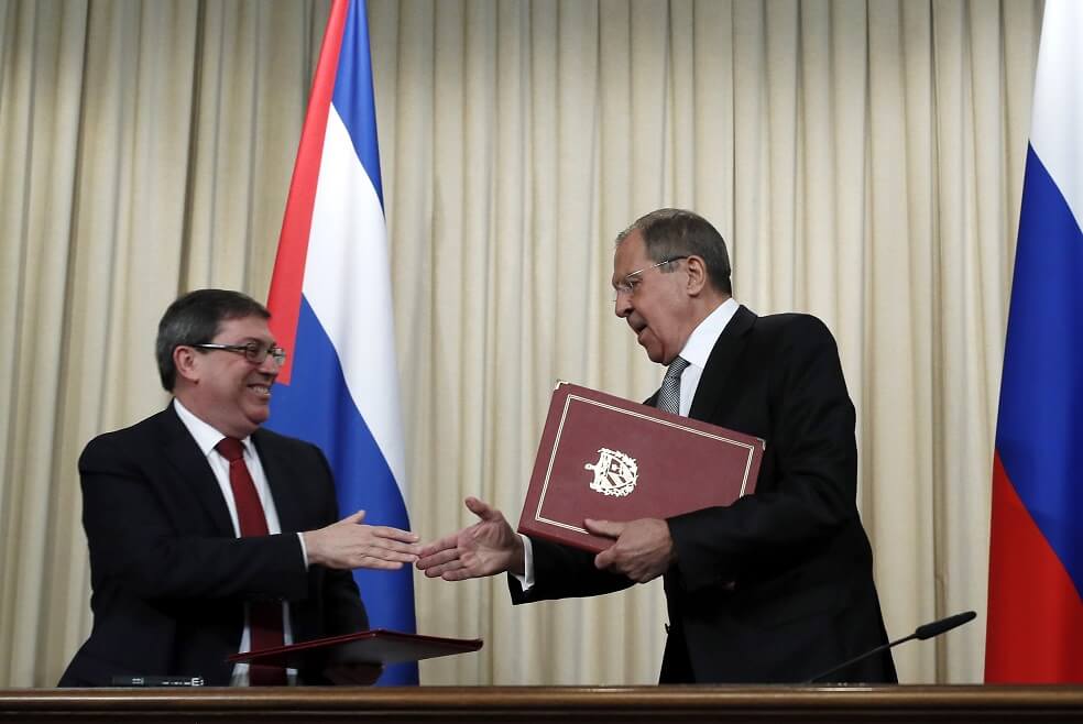 El ministro de Exteriores de Cuba (i), Bruno Rodríguez, estuvo reunido este lunes en Moscú con su homólogo ruso, Serguéi Lavrov (d). / EFE