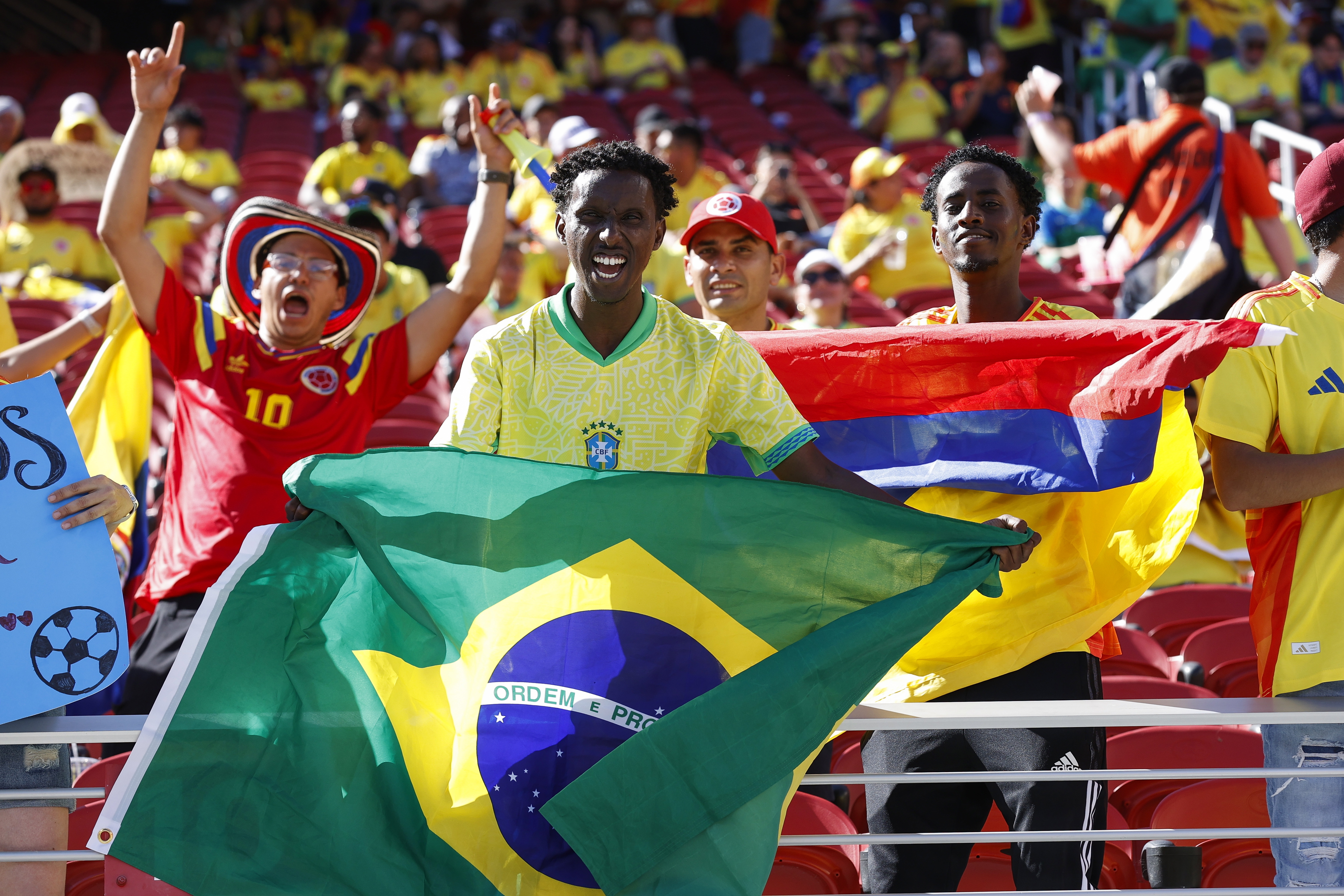 Santa Clara (United States), 02/07/2024.- Brazil and Colombia fans gather in the stands before the start of the CONMEBOL Copa America 2024 group D soccer match between Brazil and Colombia, in Santa Clara, California, USA, 02 July 2024. (Brasil) EFE/EPA/JOHN G. MABANGLO