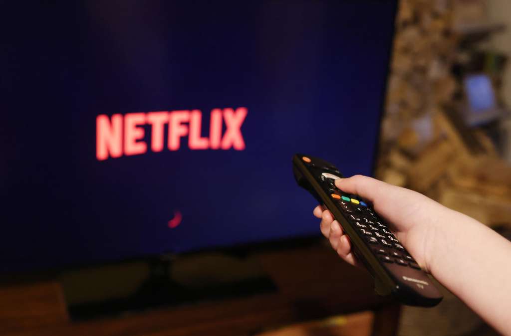 London (United Kingdom), 09/02/2025.- A television screen displays the Netflix streaming service logo, in London, Britain, 09 February 2025. The streaming platform has increased the cost of its most popular standard subscription in the UK by 2 British Pounds, or 18 percent, to 12.99 pounds (15.60 euros) per month. (Reino Unido, Londres) EFE/EPA/NEIL HALL