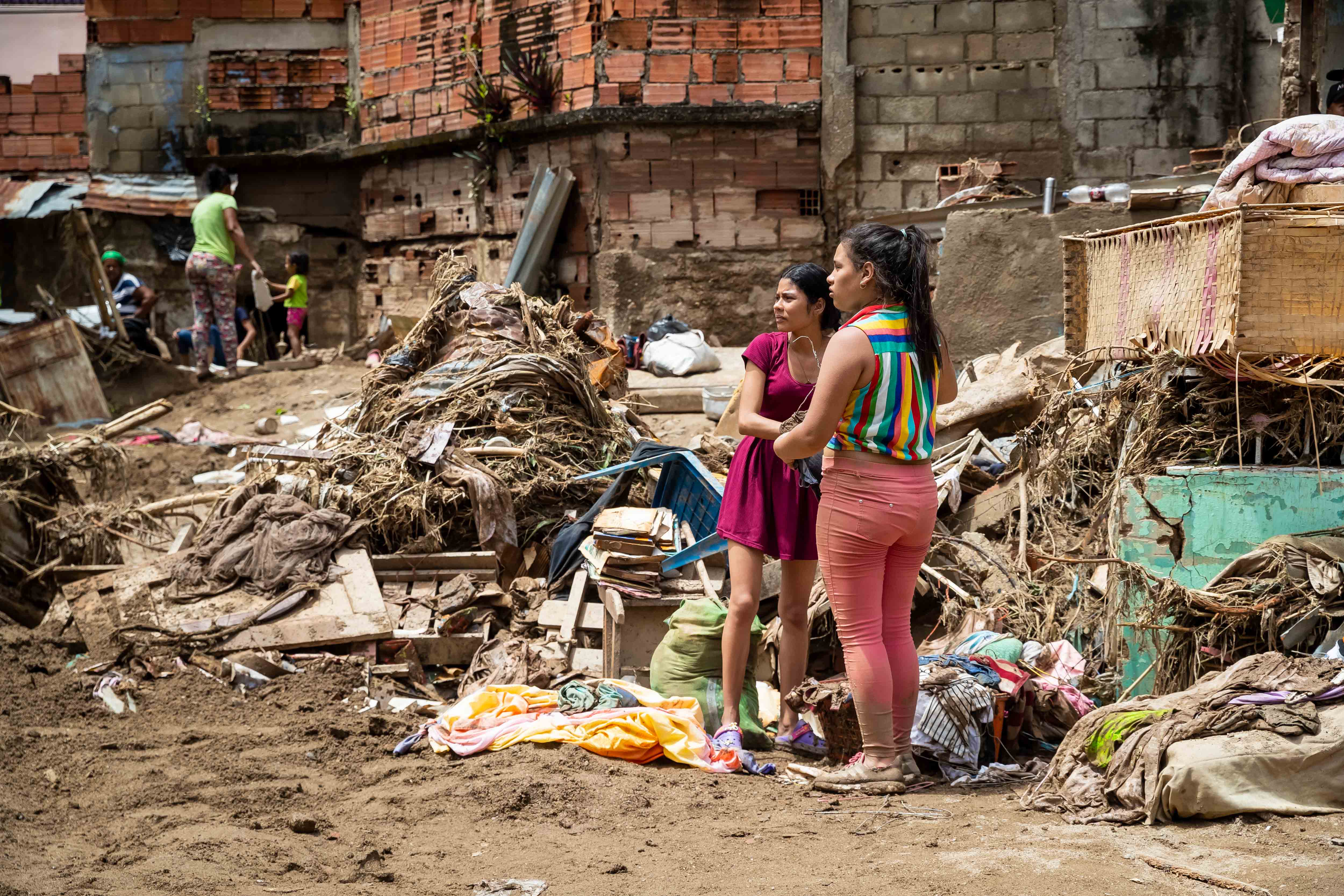 -FOTODELDÍA- AME3550. LAS TEJEIRAS (VENEZUELA), 10/10/2022.- Personas recorren la zona donde ocurrió el desbordamiento de la quebrada Los Patos, en Las Tejerías, estado Aragua (Venezuela). Al menos 36 personas perdieron la vida por el deslave del sábado en la localidad de Tejerías, en el centro de Venezuela, mientras otros 56 ciudadanos siguen desaparecidos, según el balance ofrecido este lunes por el ministro de Interior y Justicia, Remigio Ceballos. EFE/Miguel Gutiérrez