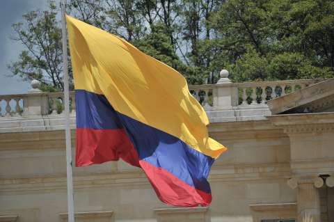 La razón por la que el Himno de Colombia suena a las 6:00 a.m. y a las 6:00 p.m.