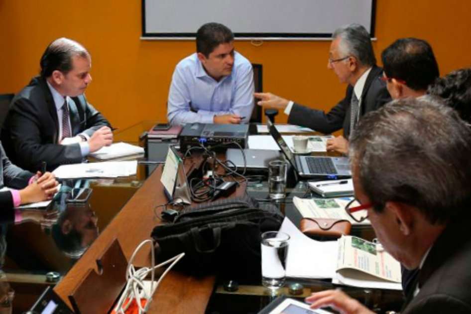 El ministro de Vivienda, Luis Felipe Henao, en compañía del viceministro (e) de Agua, Diego Rojas y el alcalde de Ibagué, Guillermo Alfonso Jaramillo. /Ministerio de Vivienda