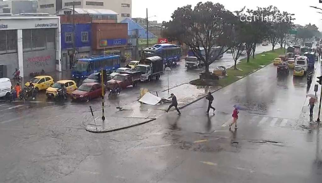 Debido a las fuertes lluvias que se registran en la ciudad, se presentan encharcamientos en la Av. Primero de Mayo con carrera 19, la carrera 15 con calle 100 (sentido norte–sur), la carrera 7 con calle 92, la calle 51 con Av. Boyacá y la Av. Circunvalar con calle 84.
Las autoridades recomiendan transitar con precaución por estos sectores y atender las indicaciones de movilidad.