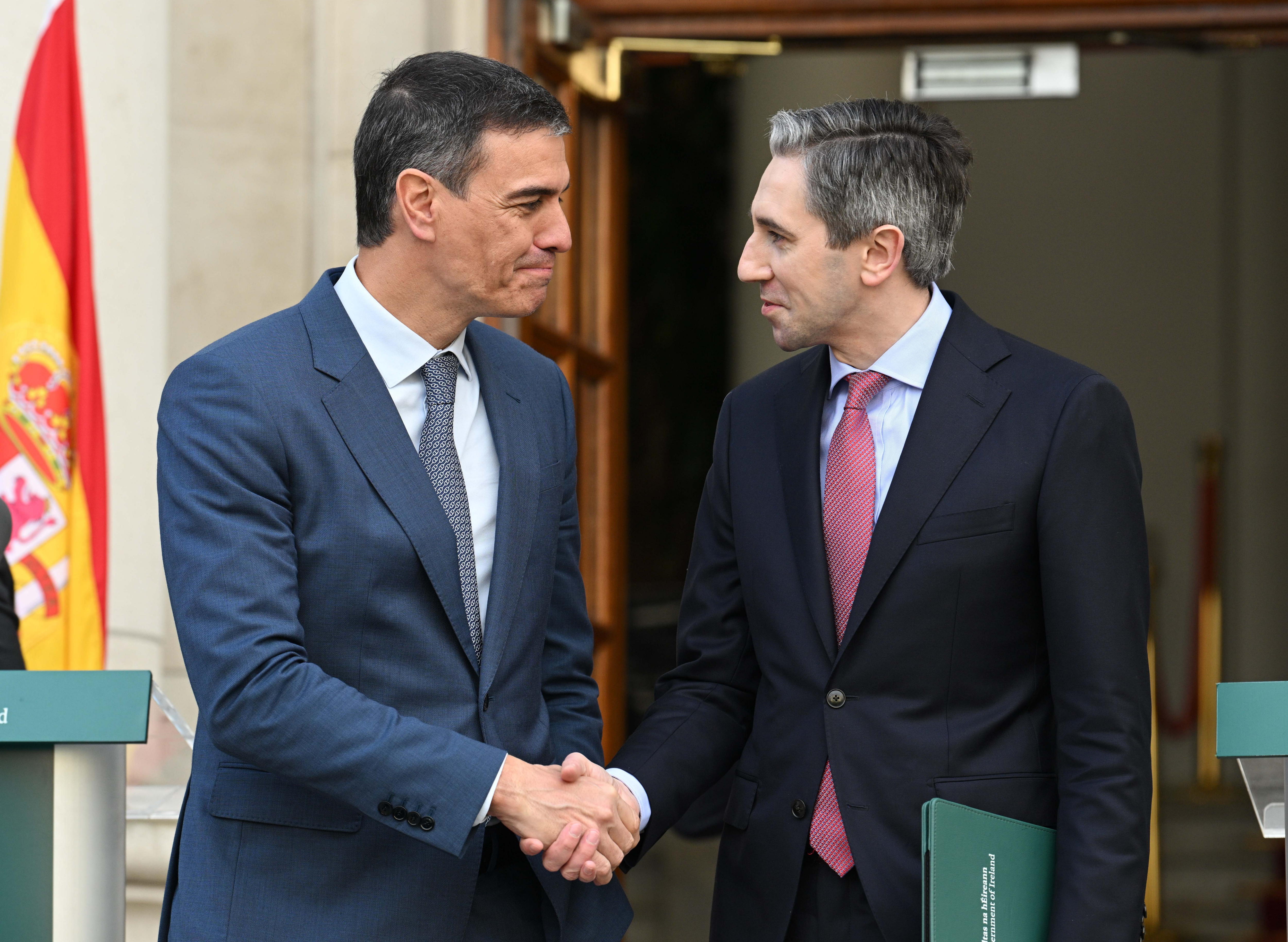 Dublin (Ireland), 12/04/2024.- Irish Taoisech Simon Harris (R) and Spanish Prime Minister Pedro Sanchez (L) shake hands at a joint press conference after their meeting at Government Buildings in Dublin, Ireland, 12 April 2024. Prime Ministers Harris and Sanchez held a meeting on plans for recognition of the statehood of Palestine. (Irlanda, España) EFE/EPA/BRYAN MEADE
