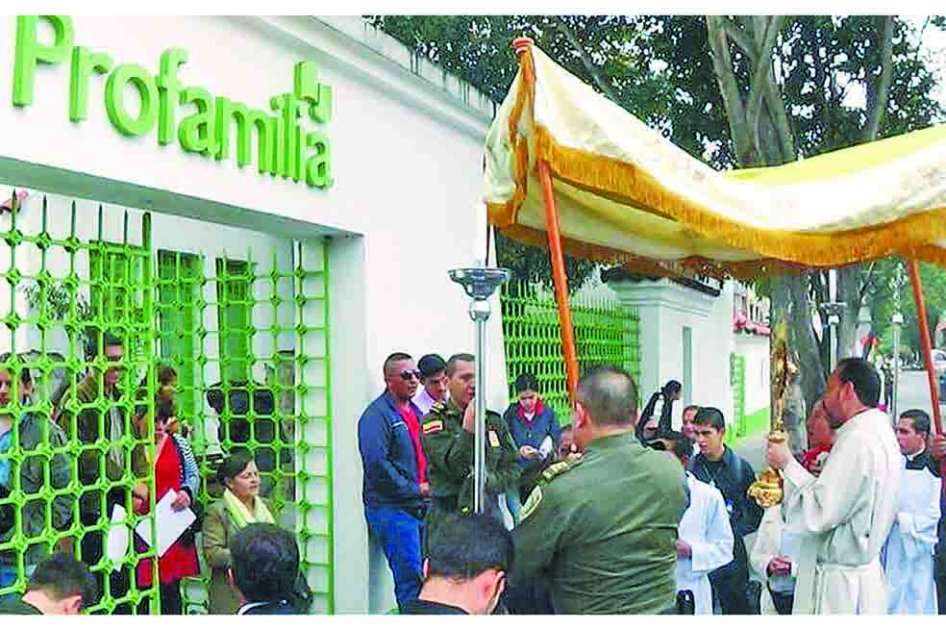 Las fotografías muestran a uniformados participando en la manifestación. / Tomadas del grupo de Facebook de 40 días por la vida - Colombia.