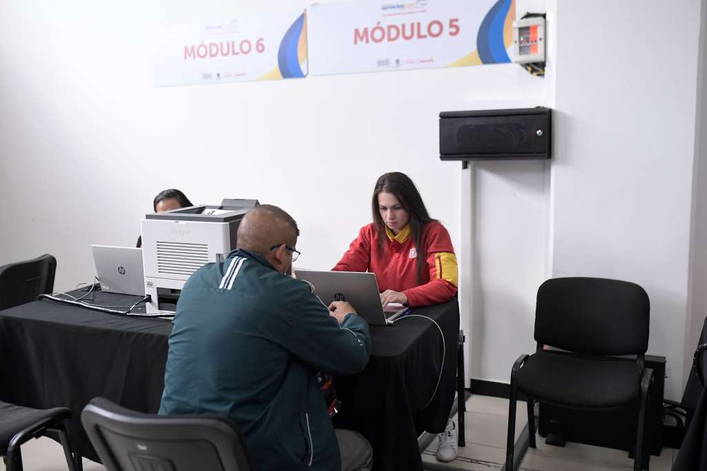 Contribuyente consulta sus obligaciones tributarias en Bogotá para acceder a los alivios de 2026.