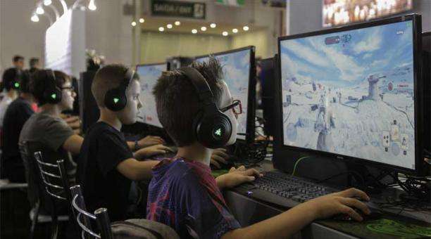 El streaming de usuarios conectados a videojuegos llegó a un récord histórico como consecuencia de la cuarentena que se está viviendo en diferentes países. / EFE