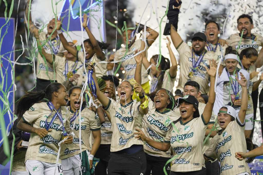 AME1547. CALI (COLOMBIA), 21/09/2025.- Jugadoras de Deportivo Cali celebran con el trofeo de la Liga Profesional Femenina Colombia este domingo, en un partido contra Santa Fe en el estadio Deportivo Cali, en Cali (Colombia). EFE/ Ernesto Guzmán