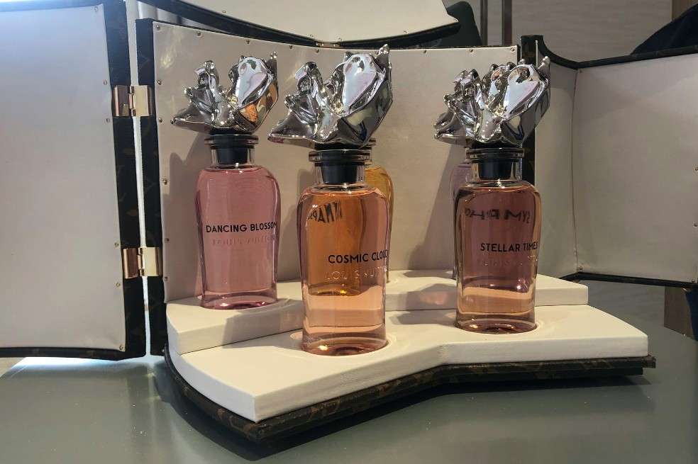 "Dancing blossom", "Cosmic cloud", "Rhapsody", "Symphony" y "Stellar Times" con los cinco nuevos perfumes que Vuitton lanzará en octubre.
