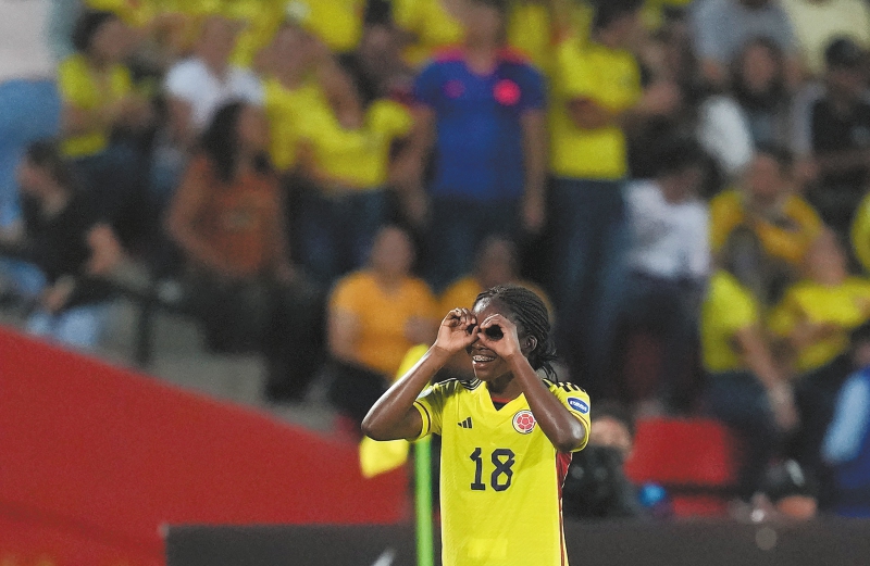 Linda Caicedo de Colombia celebra el gol inicial contra Argentina durante un partido de fútbol de semifinales de la Copa América femenina en Bucaramanga, Colombia, el lunes 25 de julio de 2022.