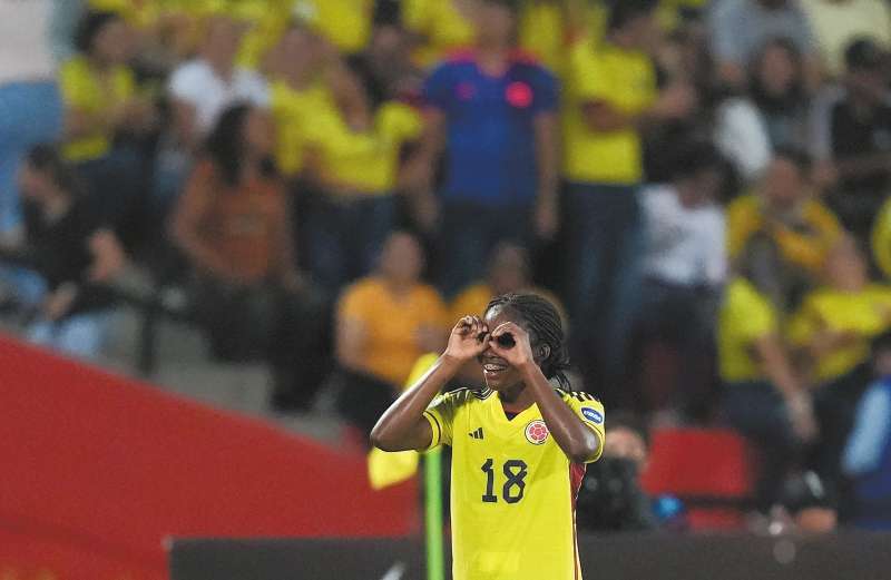 Linda Caicedo de Colombia celebra el gol inicial contra Argentina durante un partido de fútbol de semifinales de la Copa América femenina en Bucaramanga, Colombia, el lunes 25 de julio de 2022.
