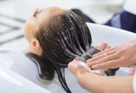 Tratamiento de bicarbonato para el cabello: beneficios, precauciones y preparación