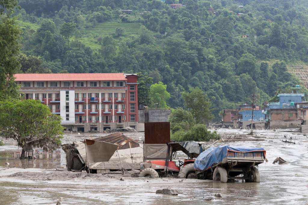 Trishuli Bazar (Nepal), 26/08/2026.- Floodwaters sweep through Trishuli Bazar following a flash flood, in Nuwakot district, Nepal, 26 August 2026. Several people were killed and multiple others were reported missing after a massive flash flood swept through Rasuwa and Nuwakot districts causing widespread destruction to settlements and infrastructure, according to local authorities. (Inundaciones) EFE/EPA/NARENDRA SHRESTHA