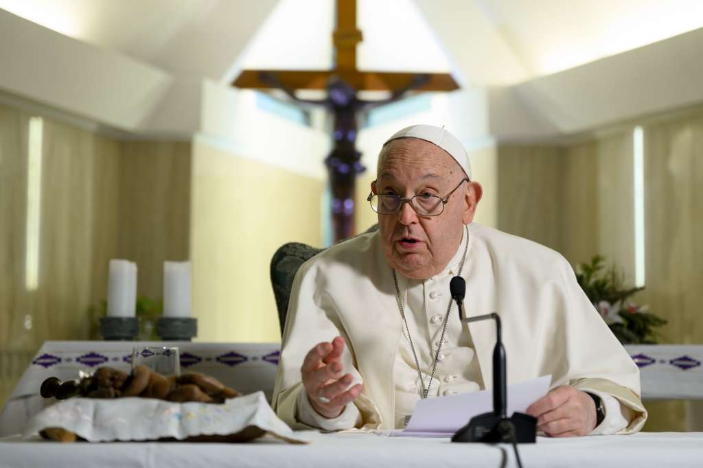 CIUDAD DEL VATICANO, 22/12/20224.- El papa Francisco preside este domingo el rezo del Ángelus dominical desde la capilla de su residencia vaticana, y no desde la ventana del Palacio Apostólico, para sanar un resfriado y como "precaución" antes de la Navidad. EFE/Simone Risoluti/Vatican Media SOLO USO EDITORIAL/SOLO DISPONIBLE PARA ILUSTRAR LA NOTICIA QUE ACOMPAÑA (CRÉDITO OBLIGATORIO)