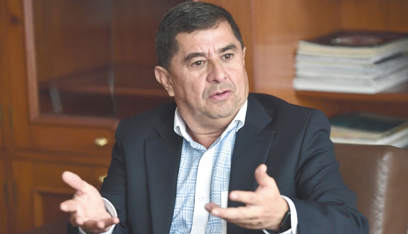 César Manrique es director de Función Pública, entidad encargada de reducir los contratos de prestación de servicios del Estado, tema que ha generado controversia con el Ministerio del Trabajo.