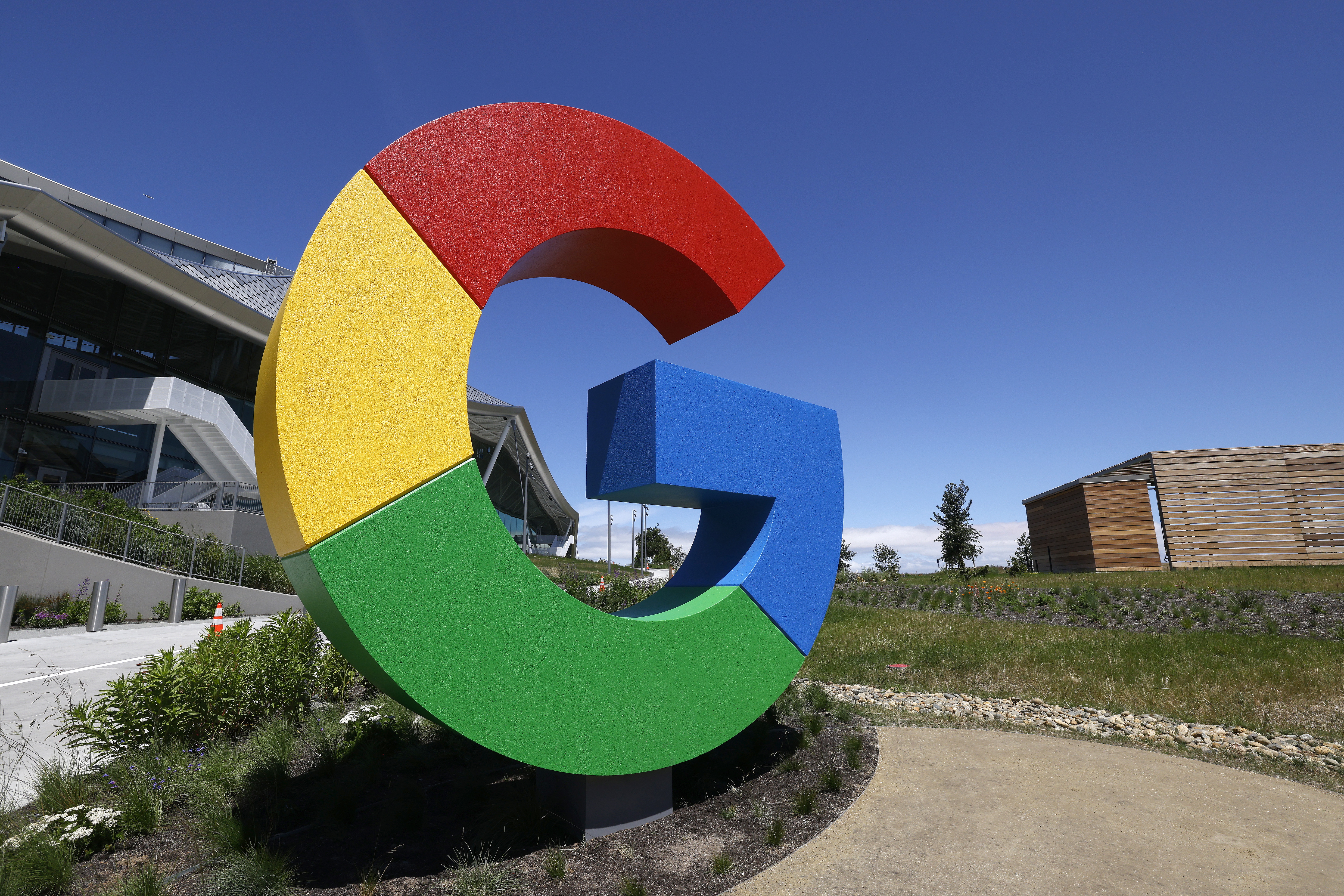 -FOTODELDIA- Mountain View (Estados Unidos), 16/05/2022.- Vista del logotipo de Google durante un pase a los medios por el campus de la compañía en Mountain View, California, Estados Unidos este martes llamado Bay View Building (BV100). EFE/ John G. Mabanglo