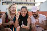 ¿Cómo hacen nuevos amigos los adultos? Esto dicen los expertos