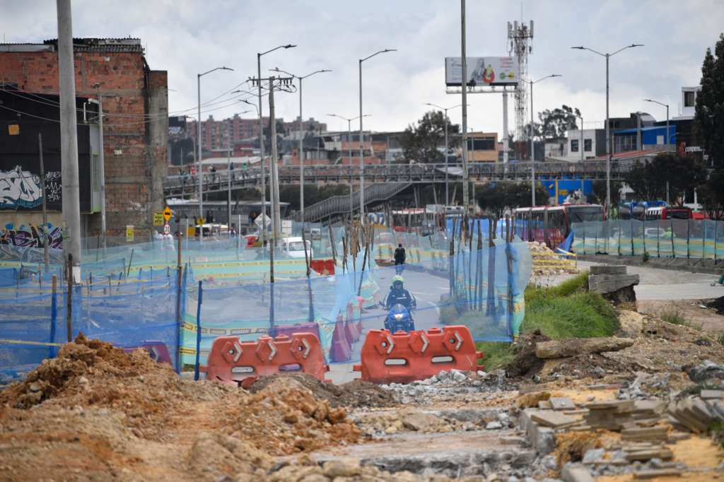 Obras para el nuevo puente de la autopista sur con avenida 68, sector puente de Venecia.