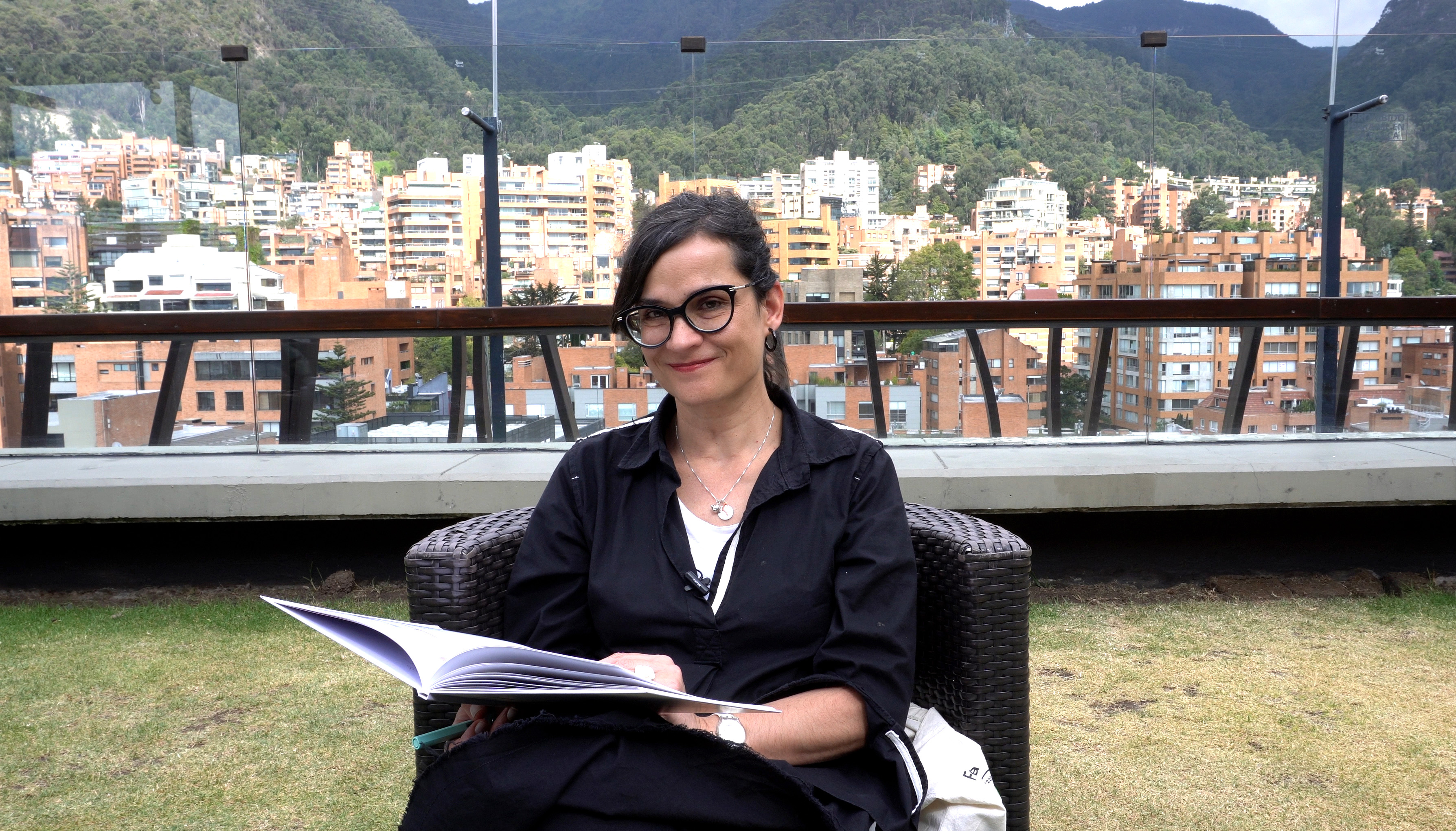 Carolina Sanín estudió Filosofía y Letras en la Universidad de los Andes en Bogotá.