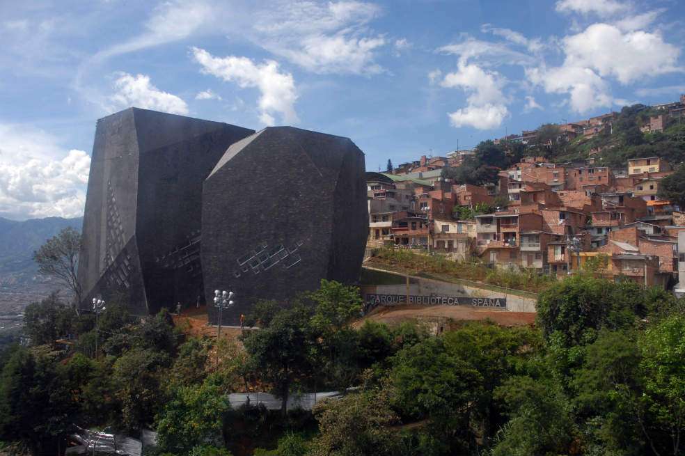La antigua Biblioteca España fue renombrada como Biblioteca Santo Domingo tras 11 años cerrada por fallas estructurales.