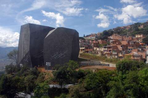 Tras 11 años cerrada, la antigua Biblioteca España reabre sus puertas en Medellín