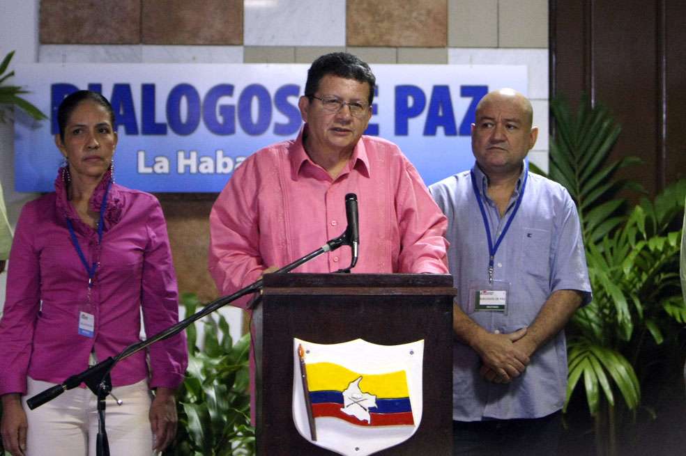 Los negociadores de las Farc ‘Pablo Catatumbo’ y ‘Carlos Antonio Losada’ a la entrada del Palacio de Convenciones en La Habana (Cuba). / EFE