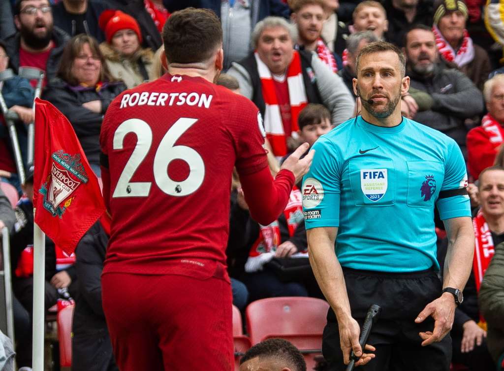 Liverpool (United Kingdom), 31/12/2013.- Liverpool's Andy Robertson (L) reacts with assistant Referee Constantine Hatzidakis during the English Premier League soccer match between Liverpool and Arsenal at Anfield in Liverpool, Britain, 09 April 2023. (Reino Unido) EFE/EPA/PETER POWELL EDITORIAL USE ONLY. No use with unauthorized audio, video, data, fixture lists, club/league logos or 'live' services. Online in-match use limited to 120 images, no video emulation. No use in betting, games or single club/league/player publications