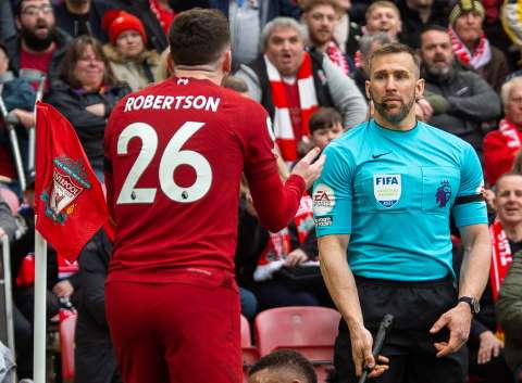 Árbitro que le dio un codazo a jugador de Liverpool fue suspendido