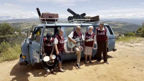 Abuelitos varados camino a un concurso, se graban para no perder una audición