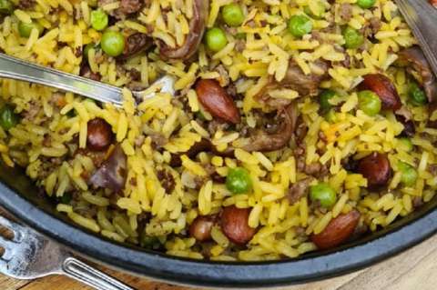 Receta para preparar arroz especiado con carne molida y berenjena frita