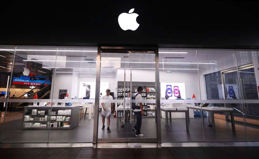 Shanghai (China), 27/08/2025.- People walk inside of the Apple store in Shanghai, China, 26 August 2025 (issued 27 August 2025). According to the National Bureau of Statistics of China, profits at the country’s industrial firms declined by 1.7 percent year-on-year, totaling CNY 4.02 trillion in the first seven months of 2025. This follows a 1.8 percent decrease in profits during the first half of the year. The decline reflects ongoing low business and consumer confidence, which continues to impact demand and the overall economy. EFE/EPA/ALEX PLAVEVSKI