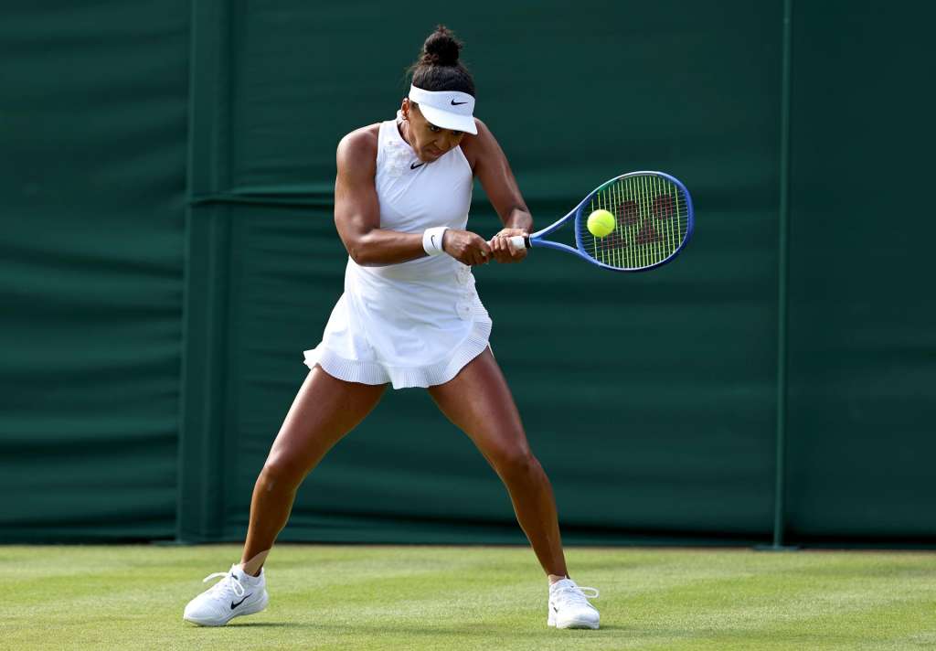 LONDON (United Kingdom), 29/06/2026.- Naomi Osaka of Japan hits a backhand during her Women's Singles first round match against Elsa Jacquemot of France at the Wimbledon Championships in London, Britain, 29 June 2026. (Tenis, Francia, Japón, Reino Unido, Londres) EFE/EPA/NEIL HALL